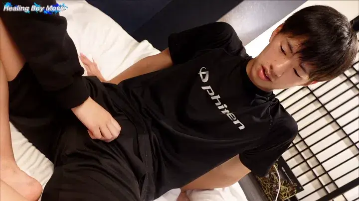 18歳の巨根青年が生挿入!チンコを突き立て腰振り2連続射精!-2