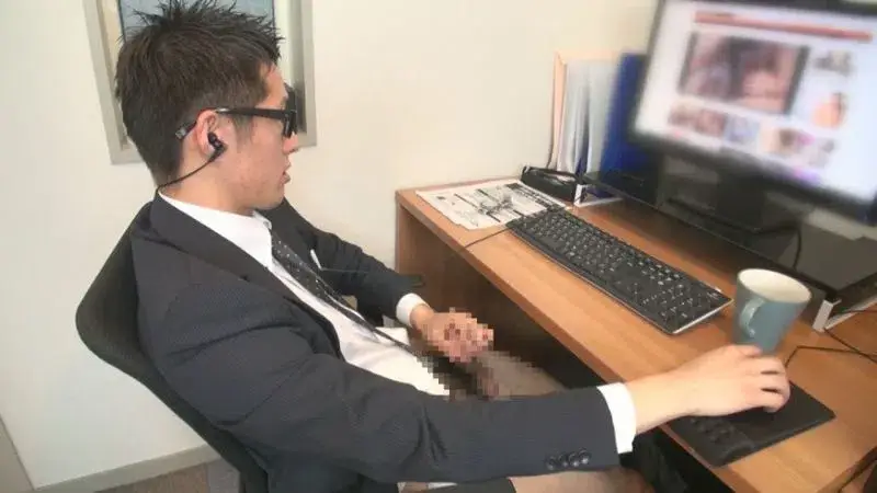 誰もいないオフィスでシコりだすイケメンリーマン!-3
