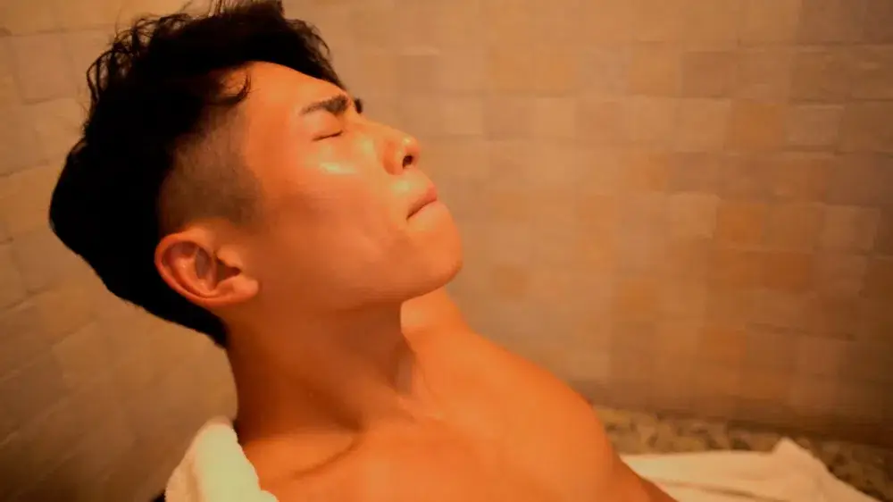 撮影終わりの陳光が岩盤浴で休憩中に襲われる!?寝込みでも男にしゃぶられるとビンビンに。【後半のみ】-6