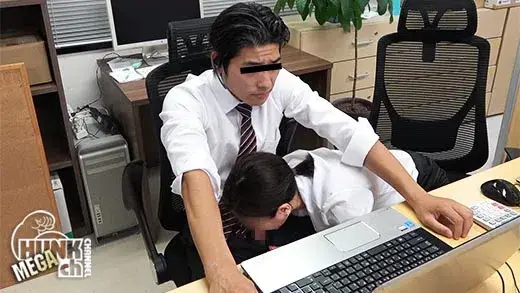 格闘技で鍛えられた肉体の超イケメン俊晴(としはる)くん22歳が、コールセンターでバイト中に先輩とヤっちゃった体験を再現!!お客様との会話中に汗だくで超硬チンコを突きまくり、大量精子をぶっかける!!-2
