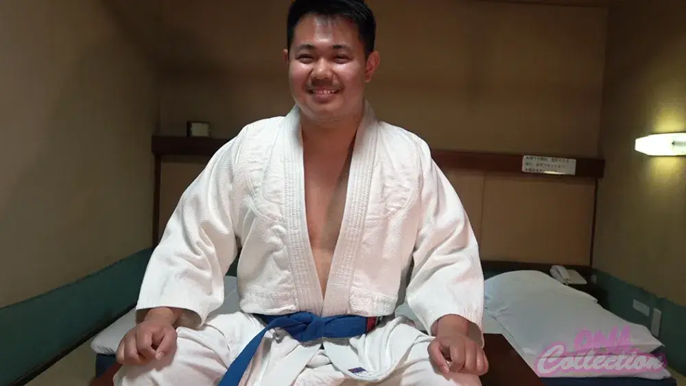童顔チビぽちゃ159-75-26がガチムチ覆面に犯される!変態パイパンチンポは終始ビンビン勃起!特典映像あり★-1