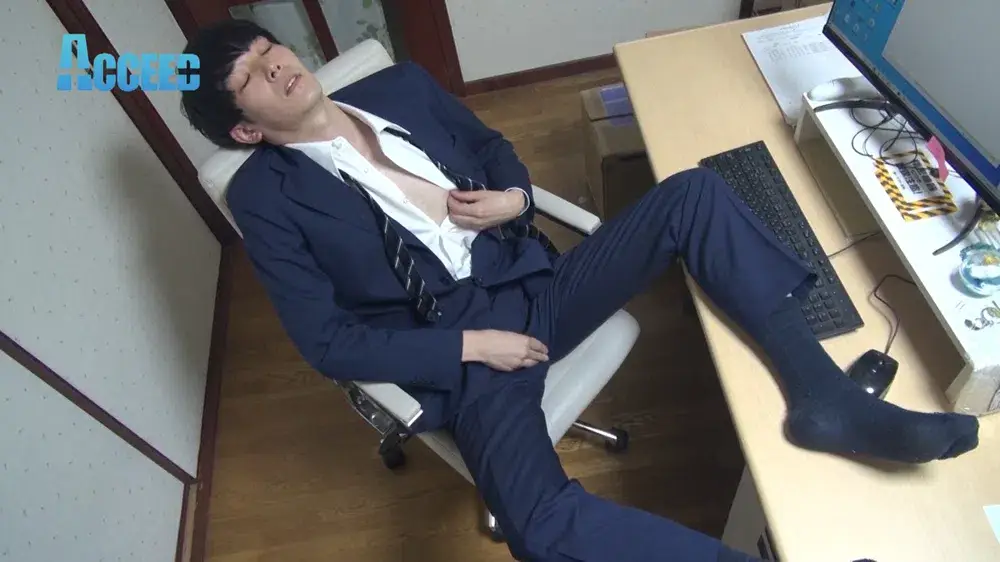 若手リーマン社員が会社でこっそりオナニー!-2