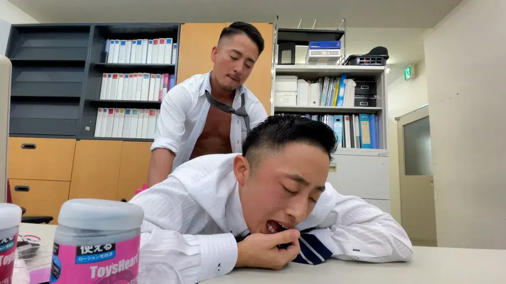 アダルト商品の開発部署で新商品を試すことに、、、男性社員2人によるエロエロ試行が始まる。-7