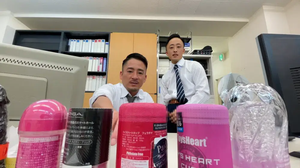 アダルト商品の開発部署で新商品を試すことに、、、男性社員2人によるエロエロ試行が始まる。-1