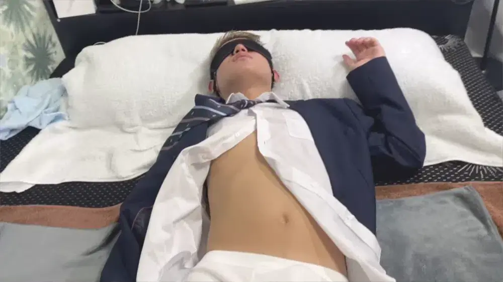 大人気の桃尻18歳R君 金髪になってイメチェン!なんと今回はパイパン白ブリブレザーでついにケツイキ!生堀り種付け もちろんいつもの大量射精ありw 近接撮影-3