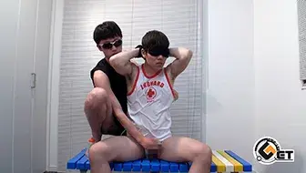 筋肉質のノンケ大学生が競パンタンク姿で拘束&ローション手コキ!-6