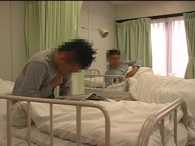 ギン勃ちチ○コをイケメン看護士がしごいてヌイてくれた!-2