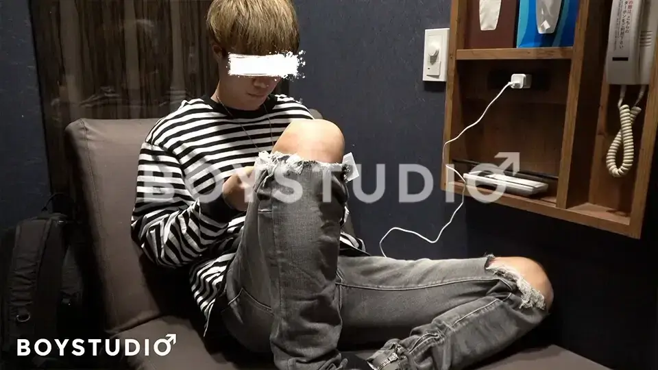 あっさり顔の今どき男子がボックスで巨根をシコシコしちゃう!-2