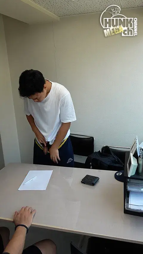 メガマラ面接!!16発目、ぶっといメガマラの童貞男子大学生、悠羽(ゆうは)くん21歳!!童貞なのに男にシゴかれマラ勃起!?特濃ザーメンを大量発射!!-2