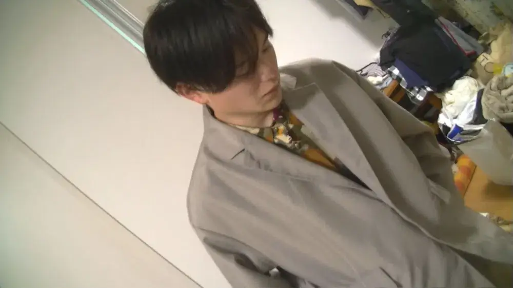 色白のみずみずしい身体もそそられる爽やかフレッシュ大学生ノンケが男の変態マッサージの快感にチンコカチカチ射精↑↑-1