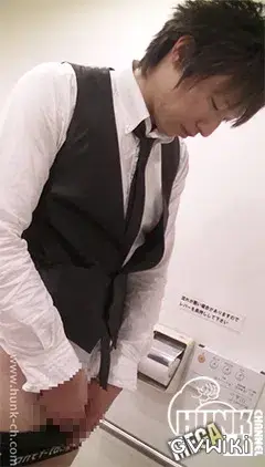 初登場!客引き中の飲食店店員をトイレに連れ出し即抜き射精↑↑-3