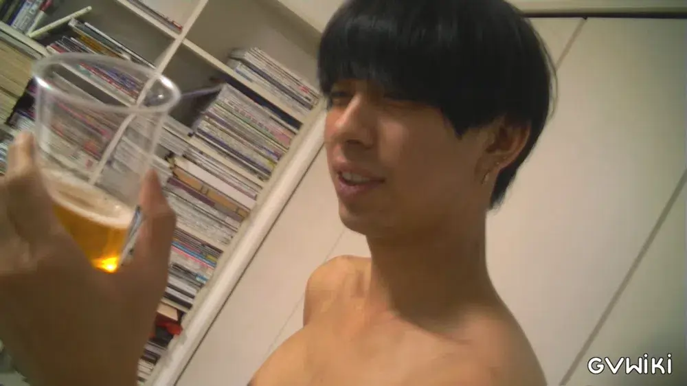 放尿と飲尿、、身長187cm☆某有名コンテスト入賞スーパーイケメンボーイが禁断の変態体験に顔をしかめる、、-1