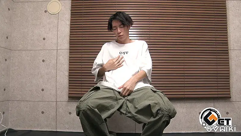 初登場の小柄なスリ筋くんがオナホを使ったオナニーに挑戦！-2