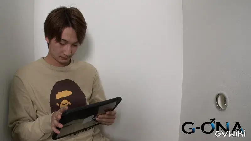 この穴はヤバい!?イケメン巨根男子がGLORY HOLEの快感に大量口内射精！-3