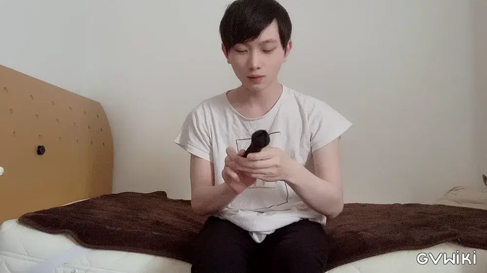 さな君 自宅でのリラックスオナタイム 亀頭専用のおしゃれバイブで亀頭責め-1