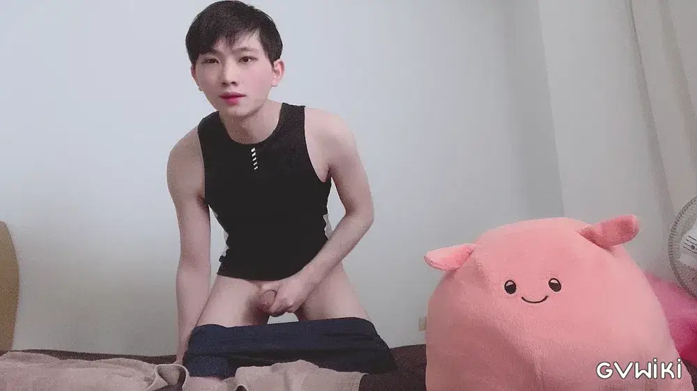 さな君 ランシャツ姿でオナニー-1