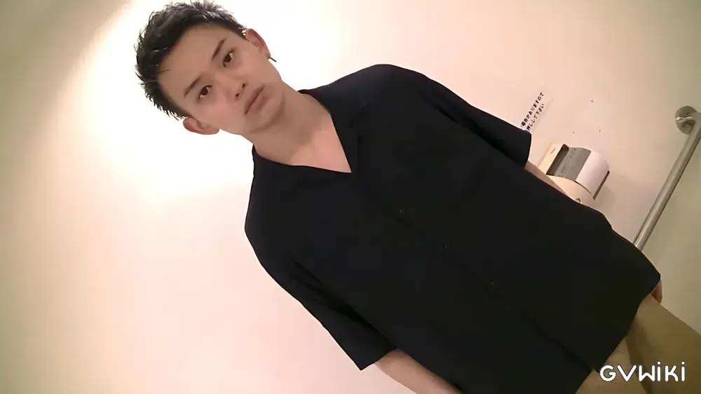 話題の屋外トイレで素人イケメンノンケが放尿とオナニー-1