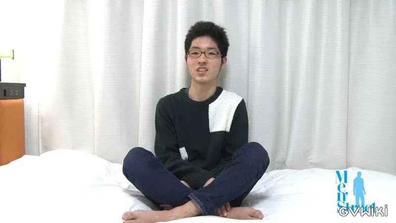 初登場!童貞ノンケの19歳のメガネ男子が初フェラの快感にセルフ顔射!-2