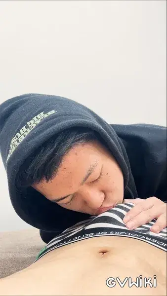 18歳!長マラ細身少年が私服姿でご奉仕&「飲精」-2