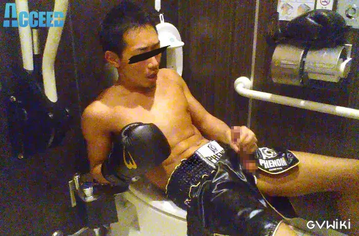 AKIRA『初撮りセルフ顔射アナニ―＆公衆トイレで自撮りオナニー』-6