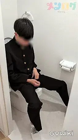 クラスの優等生イケメンみたいな男の子がトイレで自撮りオナニー!-2