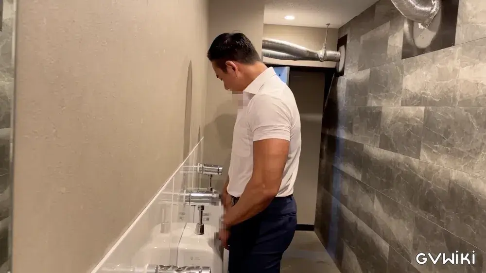 クラブで肉便器がマッチョ3人に無理やり輪姦-3