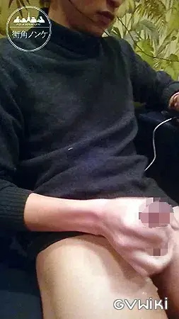 アイドル系の茶髪美男子が大胆にパンツ脱いで股広げて接写でオ○ニー-7
