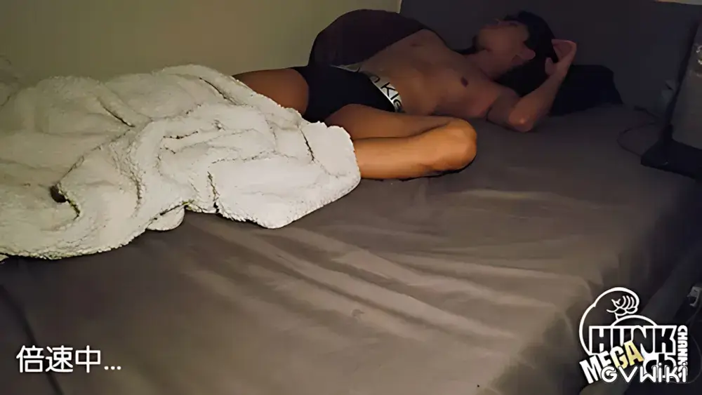 ベッドでゴロゴロしてたらムラついてきてそのままオナニー...-1