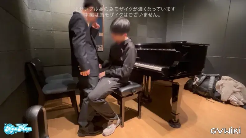 顔出し合法シ〇タ韓国系18歳大学生×巨根ツイドル制服でこっそり。-2