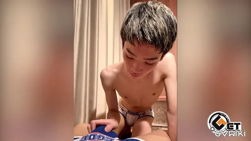 小さなお口で頬張る色白巨根boyの飲精ご奉仕♂-2