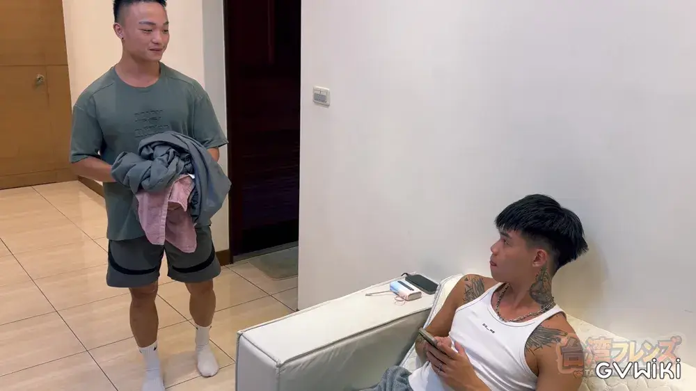 【FC2初登場】デカまらのやんちゃ系犬顔台湾男子24歳がペロっと舌だしながら童顔筋肉マッチョと本気のナマ交尾!自分で乳首を触りながら上反りデカまらでマッチョをガン掘る!-2