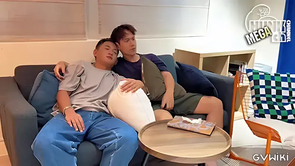 カップル宅にお泊まりのはずが、彼に誘われ恋人が寝てる横の部屋で浮気SEX。激しいピストンの音で恋人が目覚めて...-2