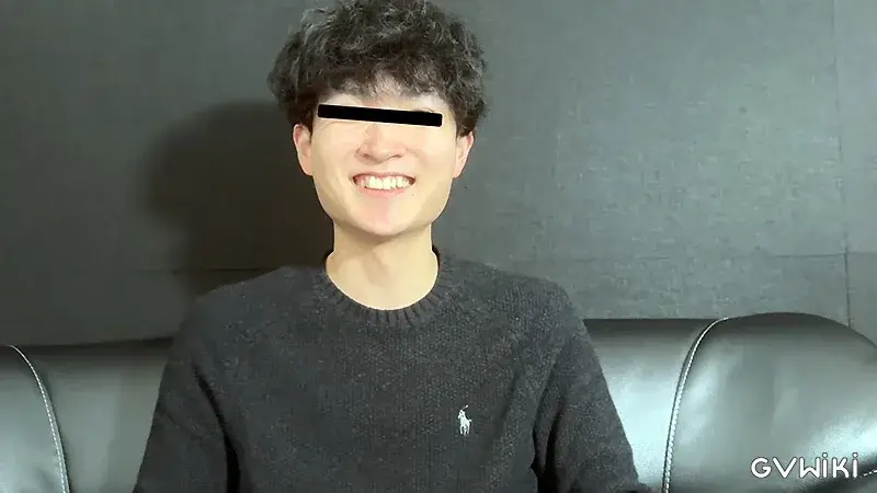 天然パーマの大学生くん。手コキされてドロッと精子を発射-2