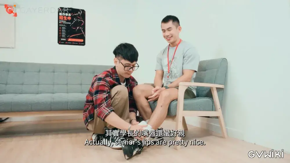 開學前的開苞迎腥/被學長情侶檔無套破處 / BB Orientation: Seniors Take Turn Drilling My Hole-4