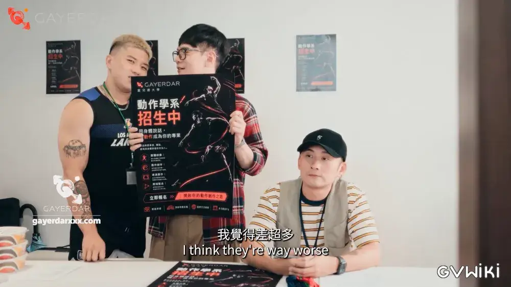 開學前的開苞迎腥/被學長情侶檔無套破處 / BB Orientation: Seniors Take Turn Drilling My Hole-2